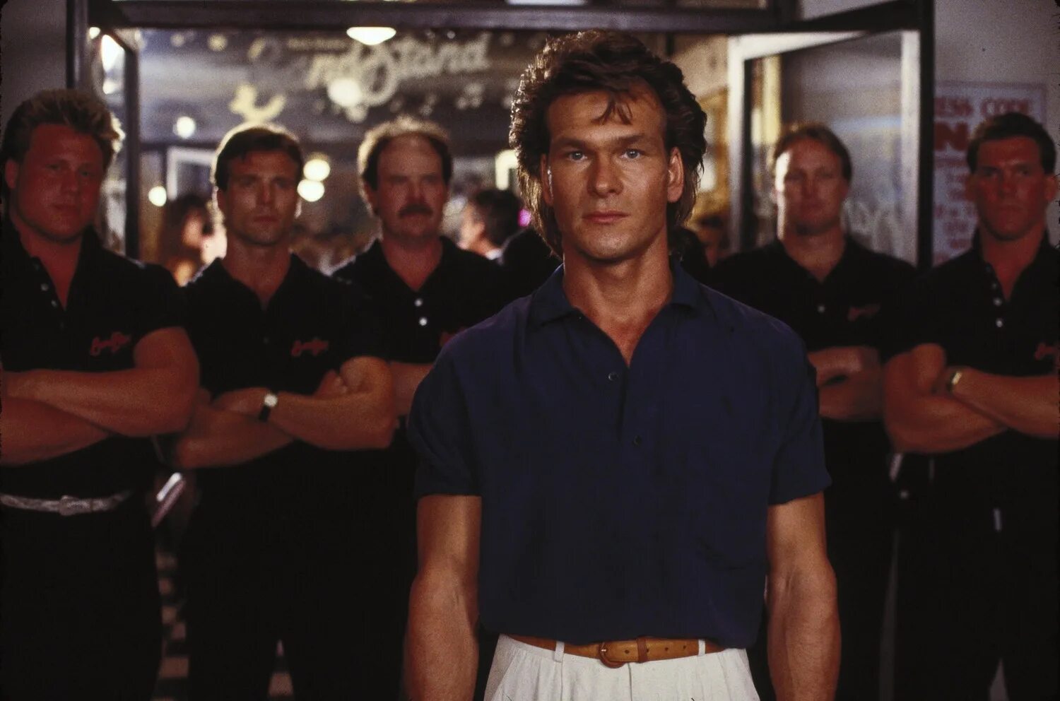 Road house movie. Патрик Суэйзи придорожное заведение. Патрик Суэйзи дом у дороги.