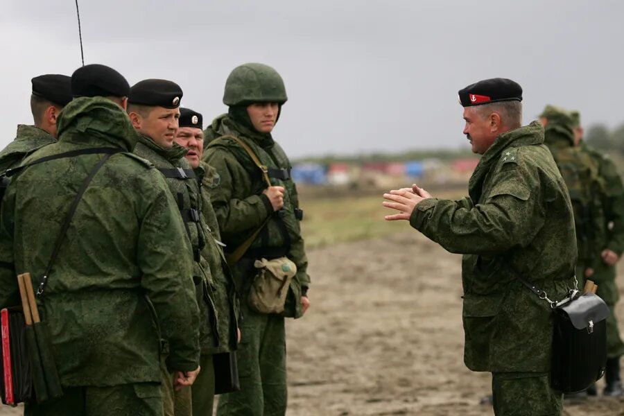 Командир в течение нескольких. Командир и военнослужащие. Учения Запад 2013. Офицеры на учениях. Командир и солдаты.