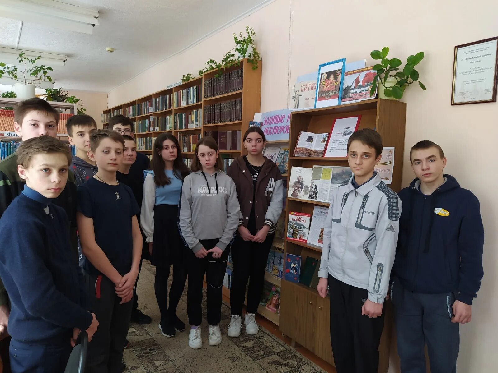 Читатель бой. Мальчик удивленный с книгой. Книги для детей. Читатель бой. Книга для мальчиков.