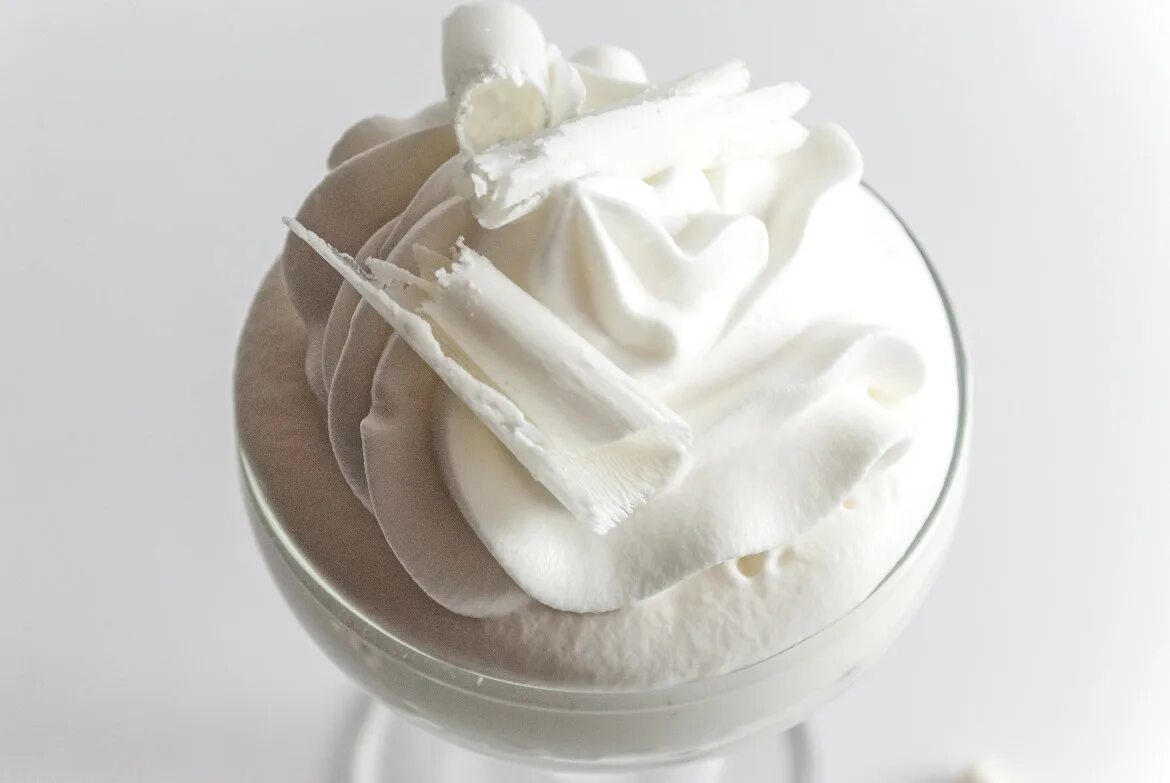 Торт ганаш на белом шоколаде. Ганаш для выравнивания торта из белого шоколада. Шоколадный крем пломбир. Ганаш на белом шоколаде. Крем ганаш белый.