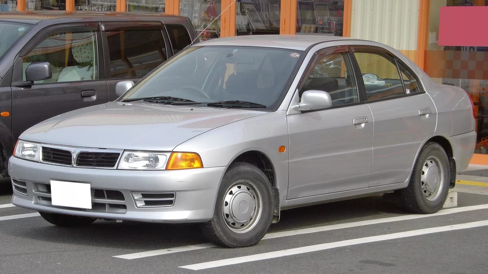 Митсубиси первого поколения. Митсубиси Лансер 6 поколения. Mitsubishi Lancer 1 поколение. Митсубиси Мираж 1995 седан. Mitsubishi Lancer VII 1995.
