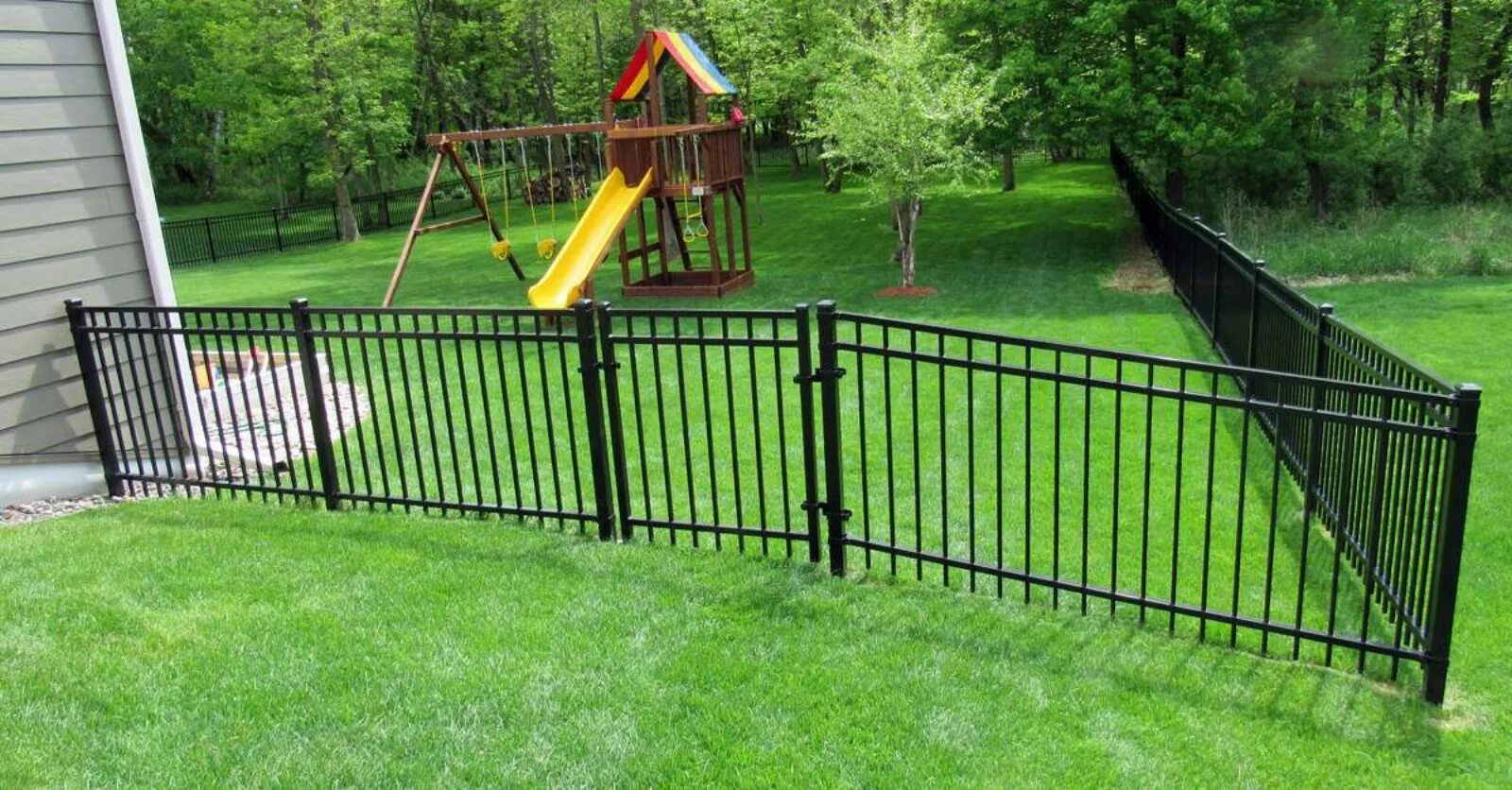 Металлические ограждения для клумб. Забор для газона. Газон забор фон. Забор газон. Газон ижевск.