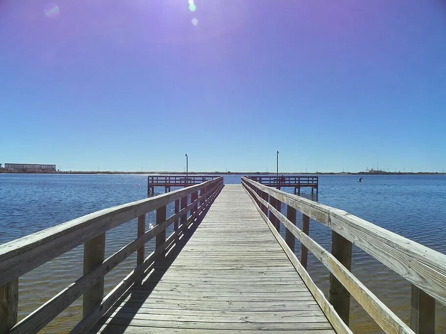 Пирс не работает. Пирс. длинный пирс. пирс rassada pier. пирс на воде береговая линия.