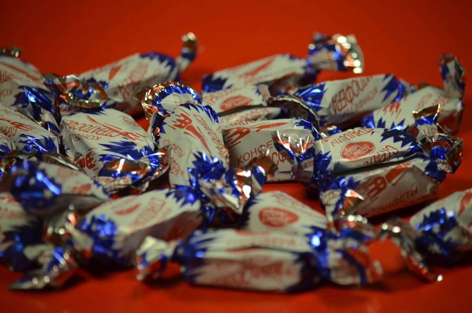 леденец самолет. карамель взлетная рахат. конфетки в самолете. круглые конфеты в самолете. конфеты в самолет можно.