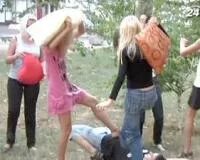 Унижение на улице. Босиком стиль жизни. Мужчина бьет женщину на улице. Красивые девушки унижают. На коленях перед человеком.