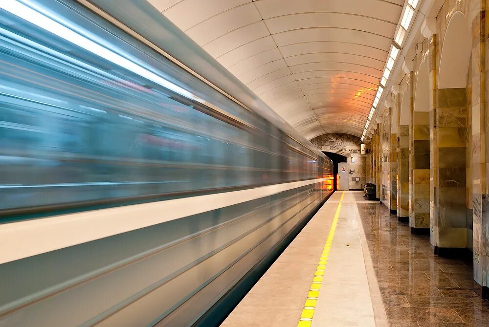 Метро спб отзывы. Питерское метро. Контрастная полоса на платформе метро. Станция Адмиралтейская. Поезда на оранжевой ветке метро.