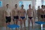 Пловцы в раздевалке