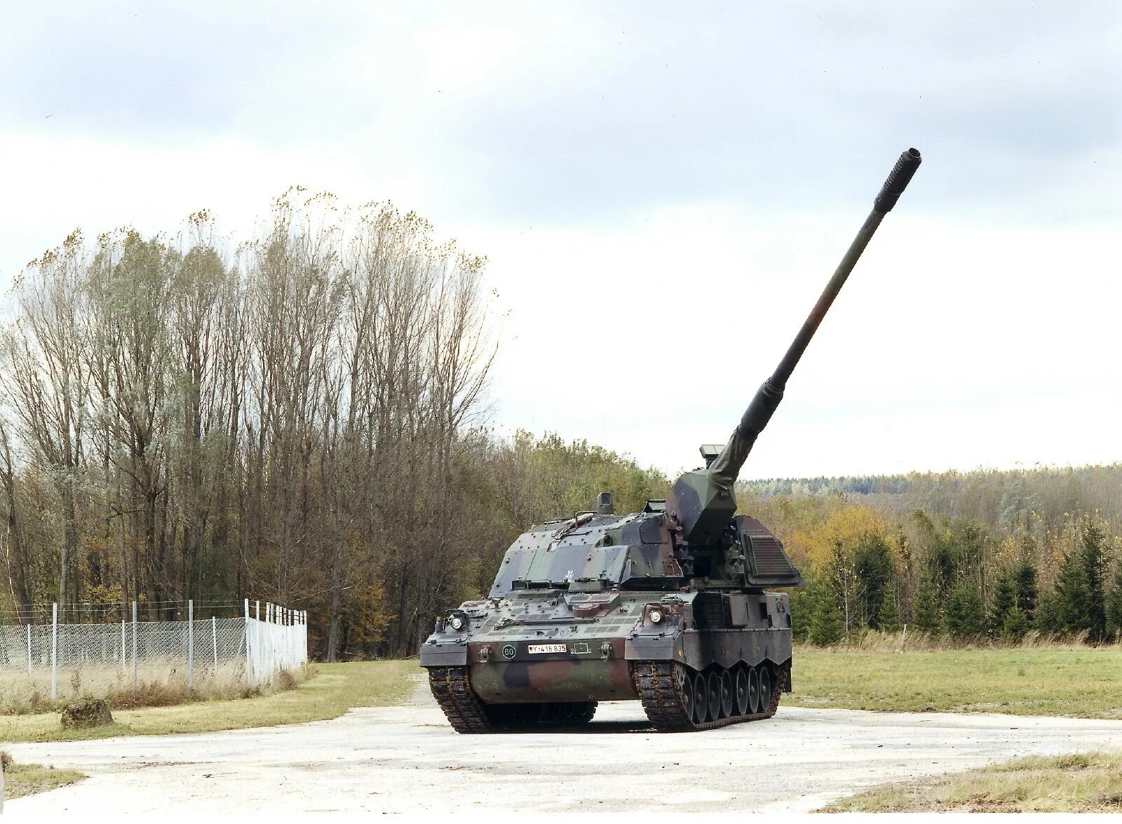 Пушка петропавловской крепости выстрел. Выстрел артиллерии. Нарышкин бастион петропавловской крепости пушка. Панцергаубица pzh 2000,. Полуденный выстрел с петропавловской крепости.