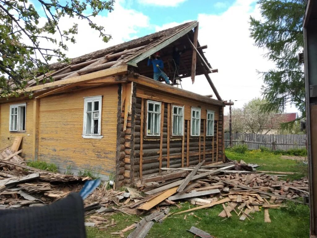 Разобрать и вывезти старый дом. Демонтаж старых домов. демонтаж старых деревянных домов. демонтаж частного дома. слом дома.