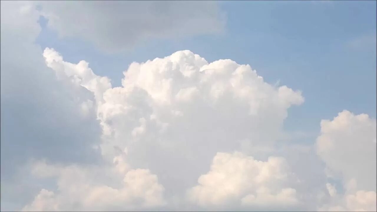 Включи видео облаков. Облака в ускоренной съемке. футаж небо с облаками. видео ускоренное облака. переход облаков для видео.