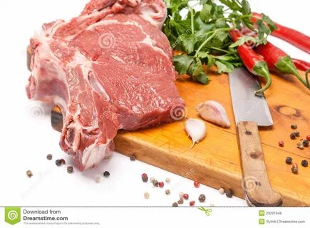 Frischfleisch des Rindfleisches mit dem Knochen auf hölzernem mit Gewürzen ...