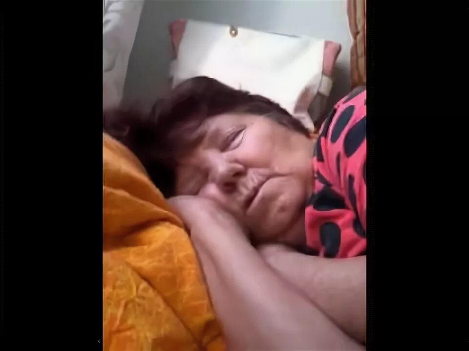 Видео пьяной спящей матери