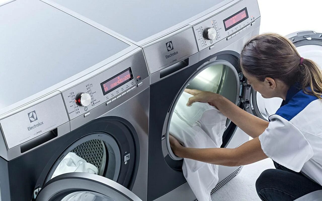 Машинка стирает останавливается. Electrolux MYPRO we170p. Electrolux washing Machine. Прачечная стиралка Electrolux. Стиральная машина с бельем.