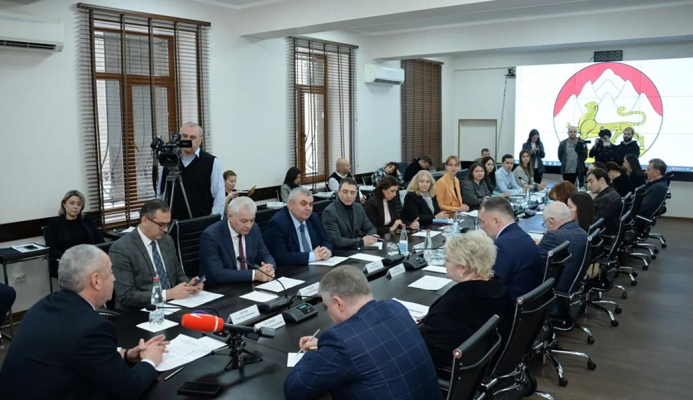 Парламент осетии алании. Награждение на работе. парламент рсо-а пресс служъа фидарова мадина владимировна.