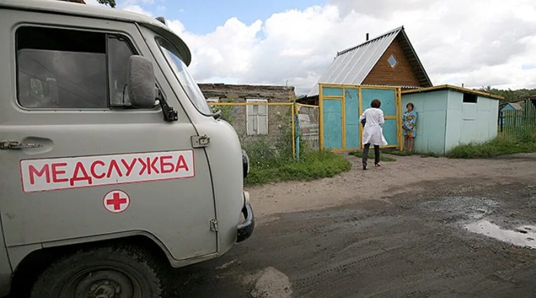 Сельские медицинские учреждения. Сельский фельдшер. Скорая в деревне. Скорая в селе. Медработники в сельской местности.