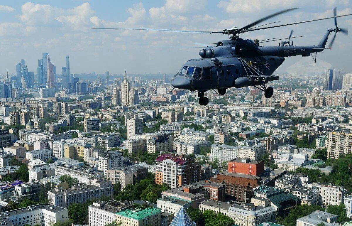 Вертолет над железногорском. Вертолет над городом. Вертолет над Москвой. Вертолеты над МКАДОМ. Вертолет над городом Москвой.