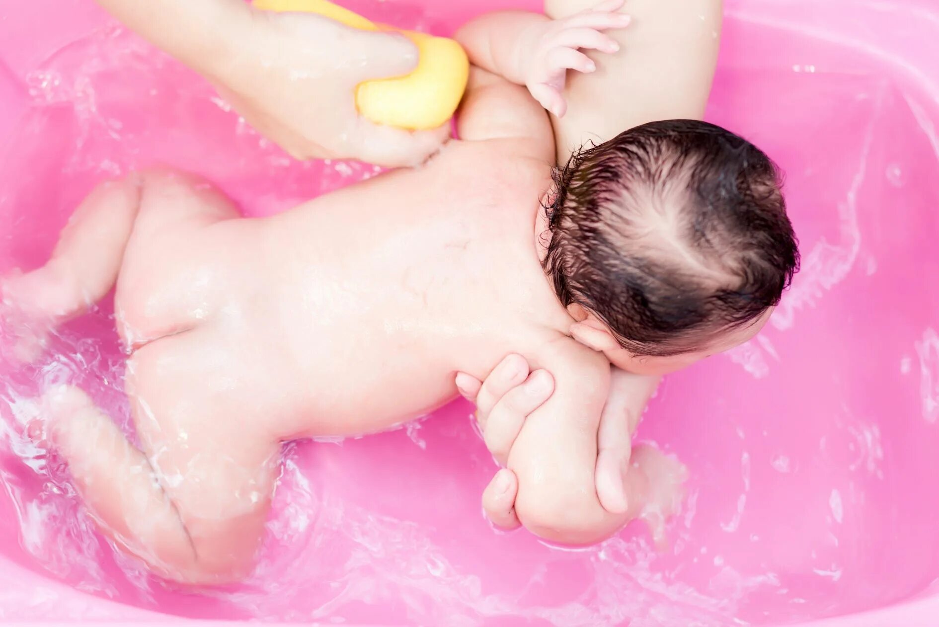 Купание младенца. Совместное купание. Купание грудничка в ванной 3 месяца. Мыло для купания новорожденного. При купании новорожденного вода попадает