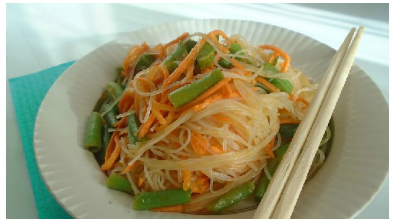 Салат из фунчозы с фасолью. Фунчоза с курицей и овощами. Фунчеза с куринойгрудкой. Фунчоза с фасолью стручковой. Фунчоза с фасолью стручковой.