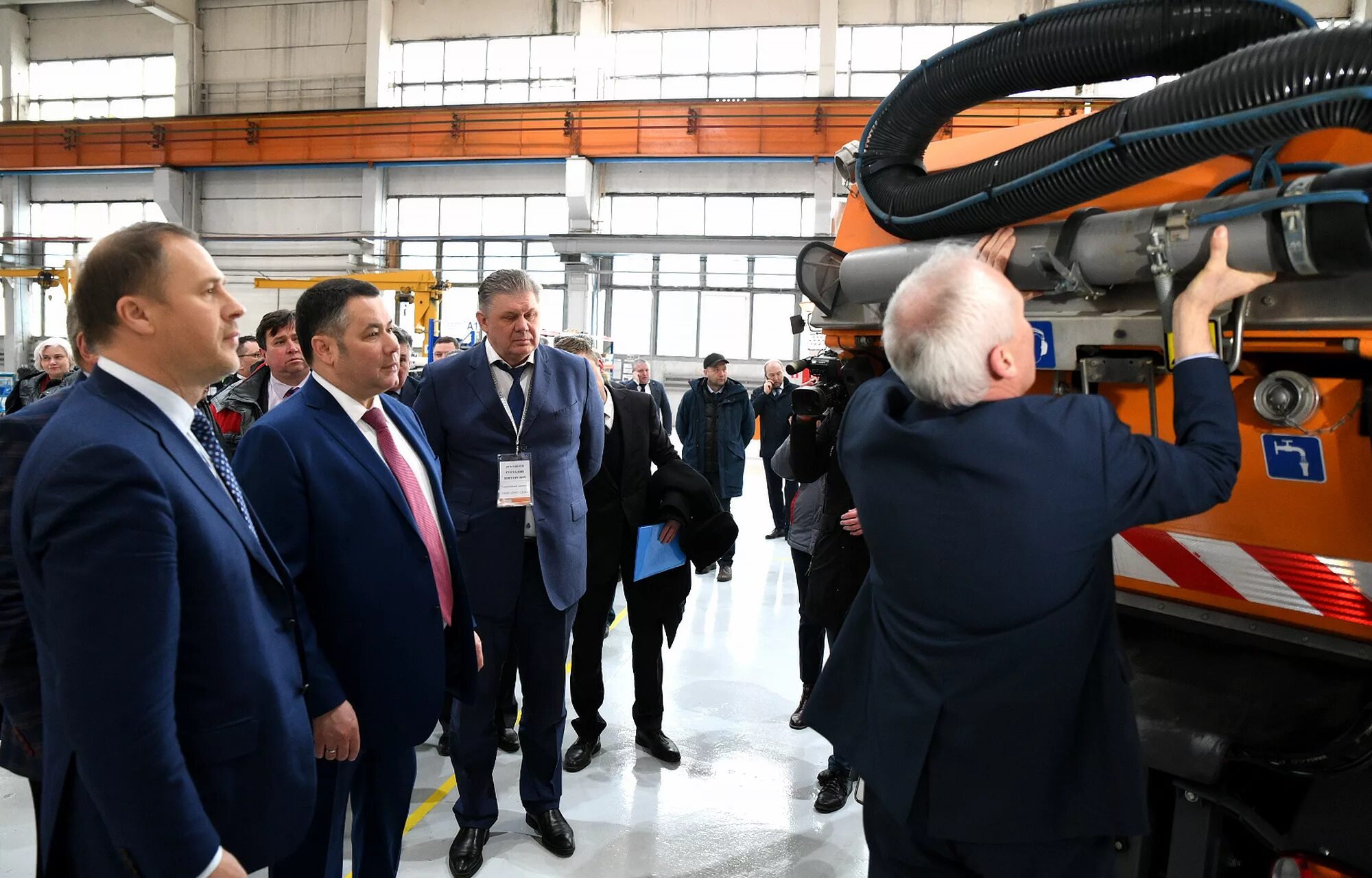 Нц омз москва. Группа «омз» лого. Вывеска кирпичного завода. Объединенные заводы группы. Объединенные машиностроительные заводы (группа уралмаш-ижора).