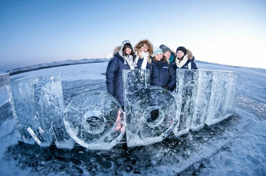 Прозрачный лед. Ледяной бар на Байкале. Обед на льду Байкала. Фотосессия на льду. Лед сегодня на каком канале