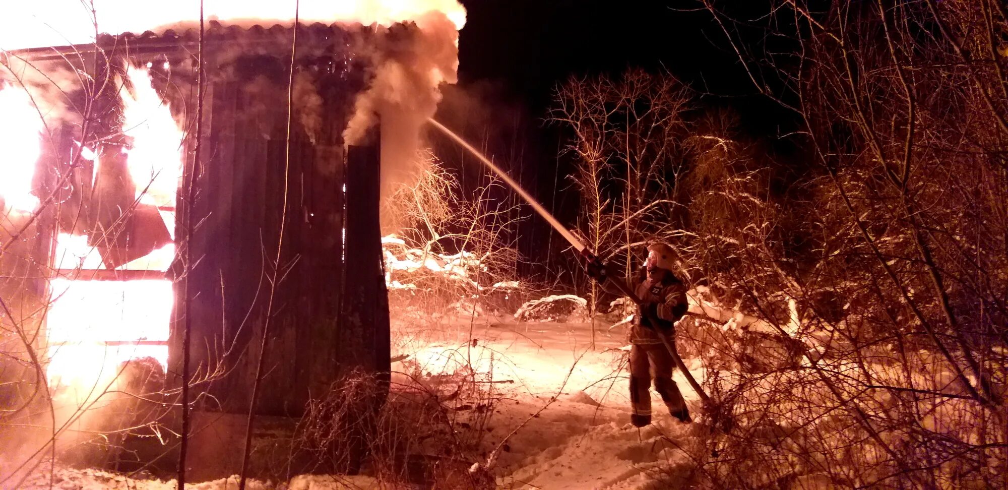 Анимация пожара в деревне. Лесной пожар Смоленская область. Пожары в жилом секторе зимой. Пожарные Смоленска фото. Какого числа сгорела зимняя