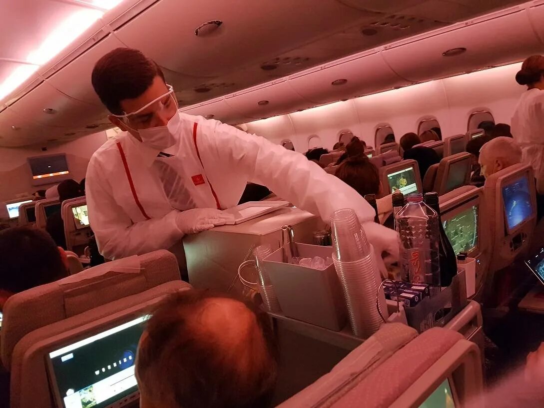 Авиарейсы москва дубай. Москва Дубай Emirates Airlines. Самолет Дубай Эмирейтс. Дубай Москва аэропорт Эмирейтс. Москва Дубай Emirates Airlines самолет.