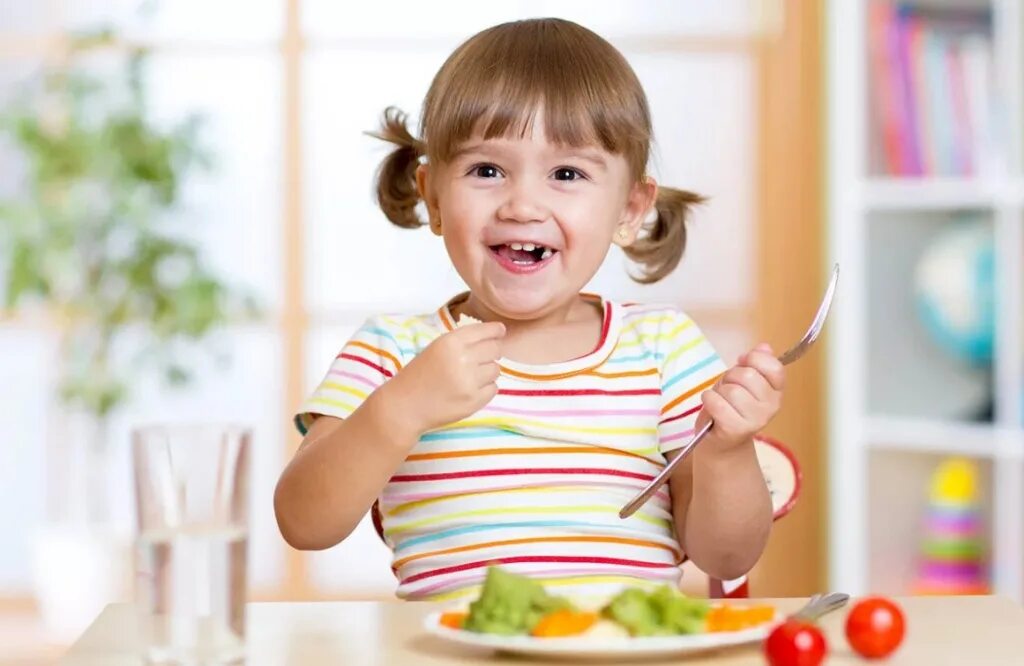 Съесть улыбаться. Дети за столом. Еда для детей. Еда дошкольника. Ребенок кушает.