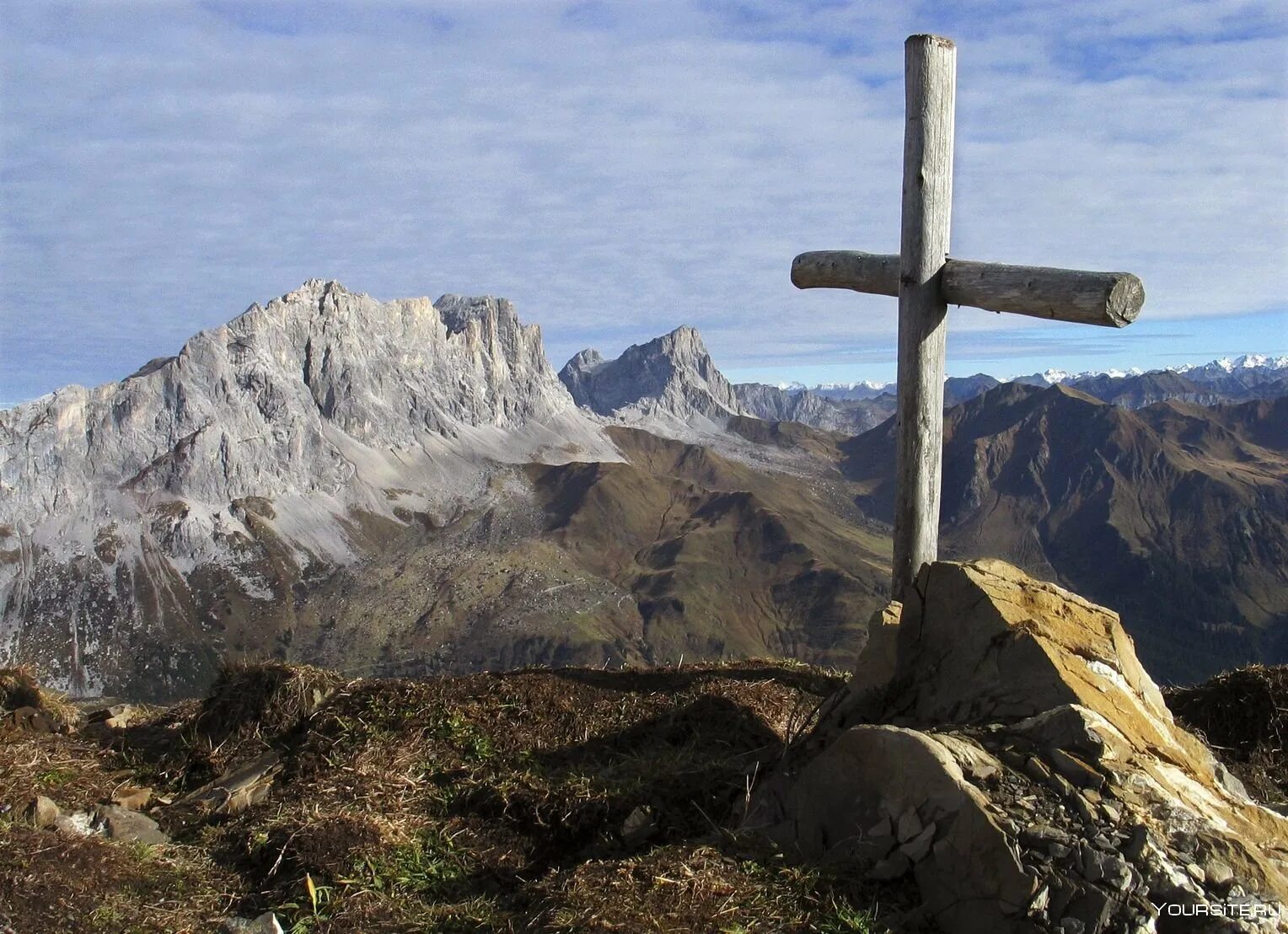 Гора ай петри крест. Крестовая (гора, крым). Крест на горе южный тироль. Сысерть крест на бессоновой горе. На горе стоит крест.