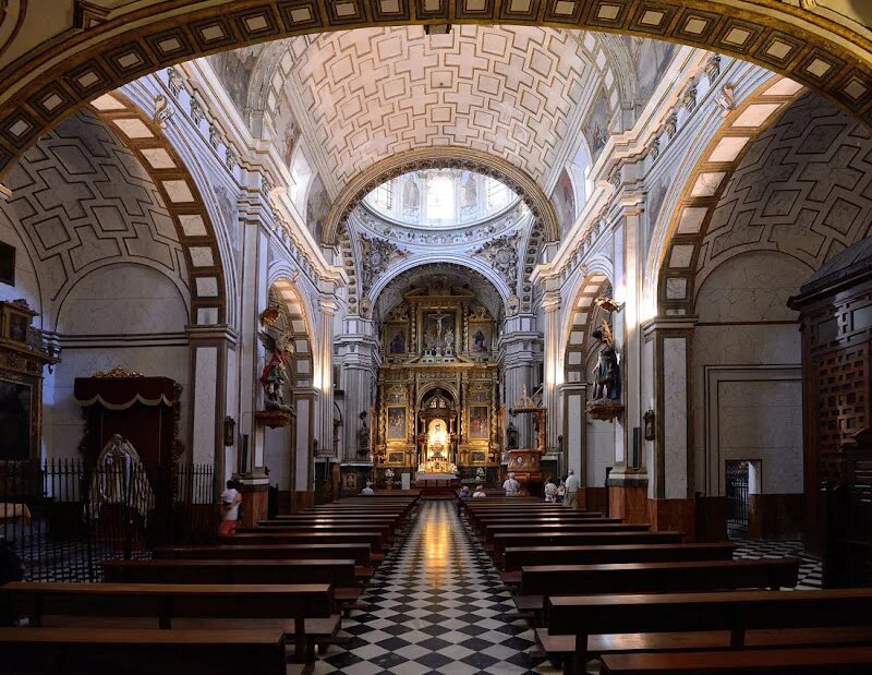 Кафедральный собор в толедо. Суть кафедрального собора. Фасад гранадского собора алонсо кано. Бургосский собор алтарь. Суть кафедрального собора.