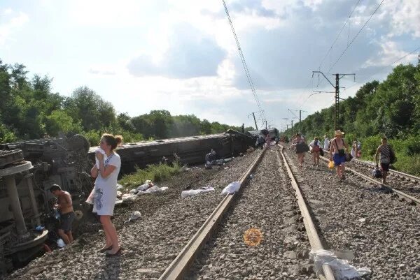 Крушение поезда в краснодарском крае. Крушение поезда новосибирск адлер 2013. крушение поезда в краснодарском крае 2013. крушение на перегоне кисляковка—крыловская. крушение поезда крыловская кисляковка.