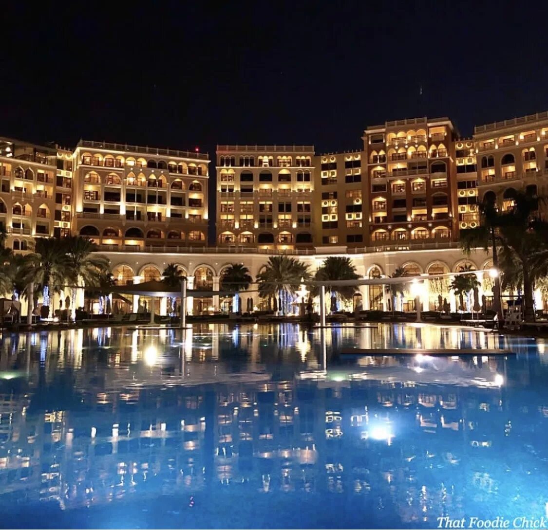 The ritz carlton abu dhabi. Ритц Карлтон Абу Даби. Отель в Абу Даби Ritz Carlton. The Ritz Carlton Abu Dhabi, Grand canal. Cleopatra Abu Dabi Luvr.