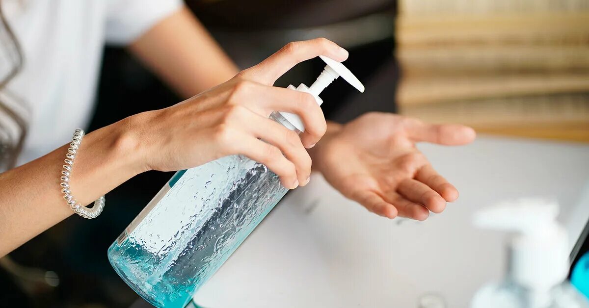 Гель для дезинфекции рук. Гигиена рук антисептиком. Обрабатывайте руки антисептиком картинка. Пропитан руки. Обработайте руки антисептиком табличка.