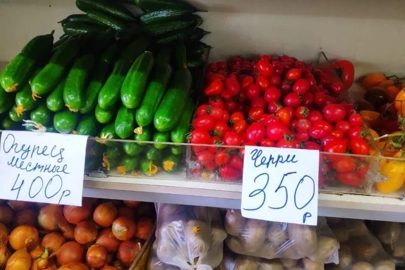 Авито купить фрукты. Овощи в магазине. Овощи и фрукты в магазинах Приморье. Дорогие овощи. Китайские овощи на прилавке.