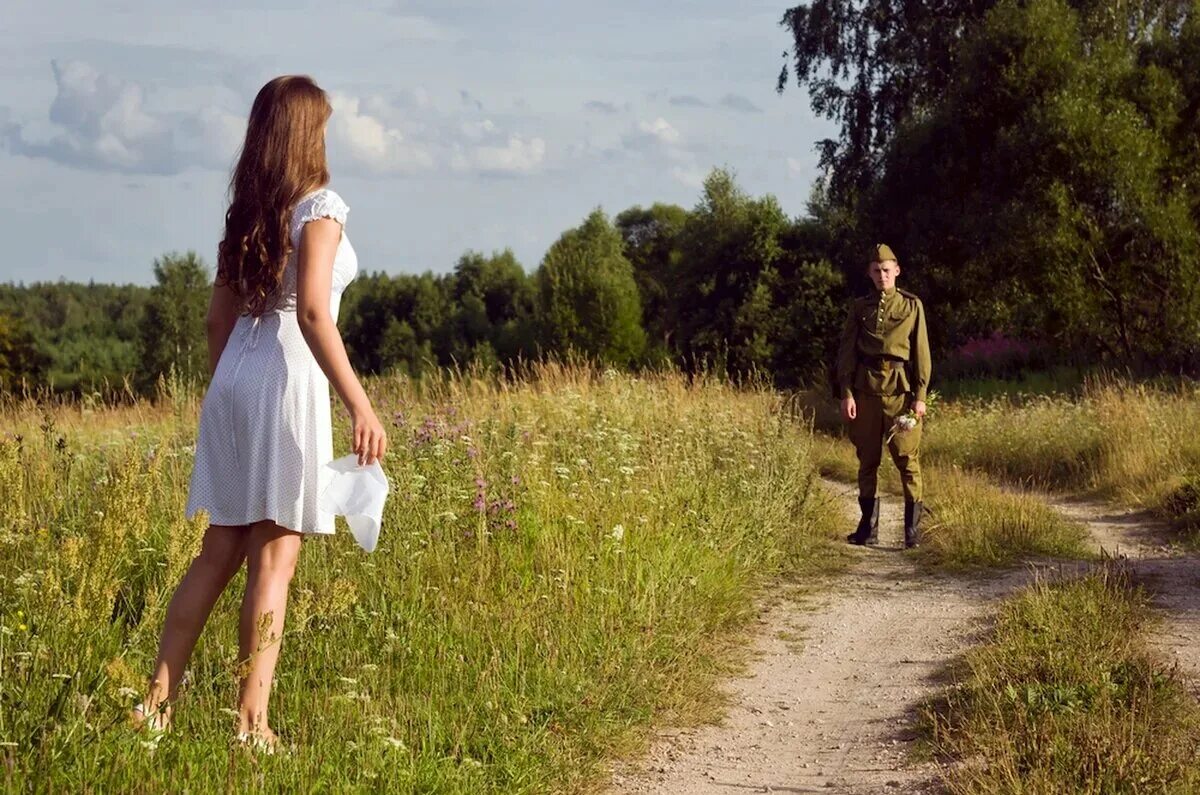 Песня две березки у дороги две солдатки. Девушка провожает солдата. Девушка солдат. Солдат уходит. Девушка ждет солдата.