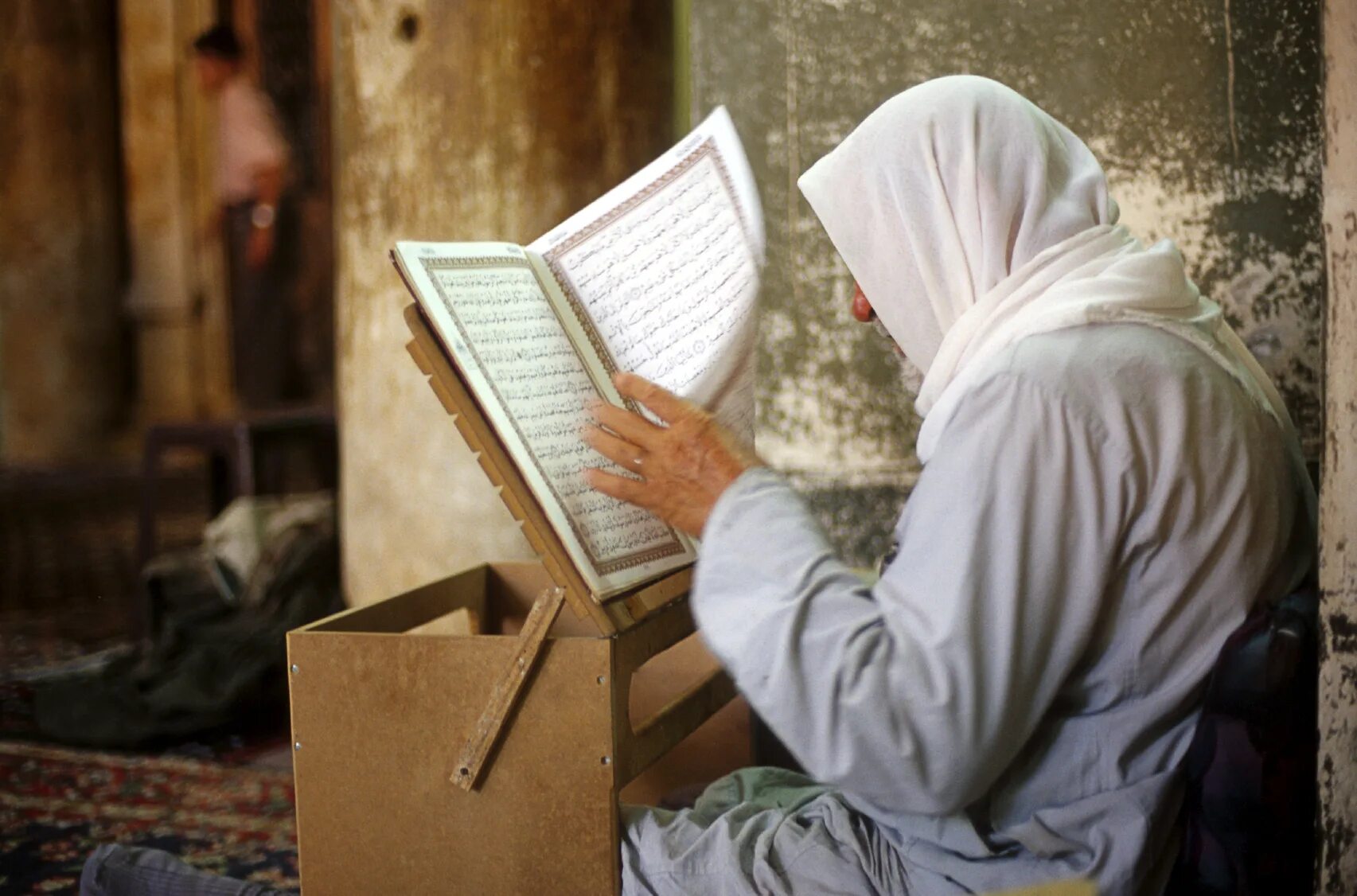 Мусульманских чтение. Мусульманский человек. Чтение Корана. Мусульманские мудрецы.