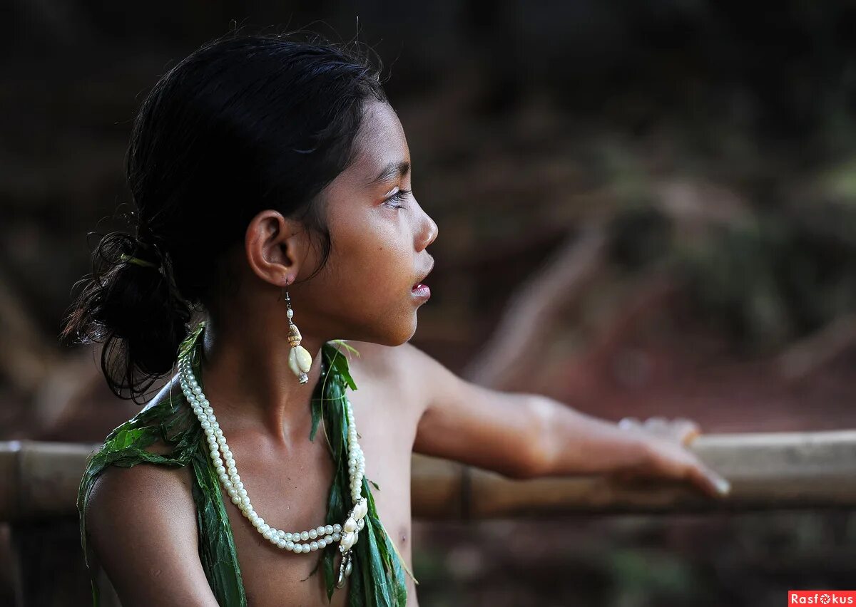 Tribe girl. Племя Embera девочки. Камбоджа девушки. Микронезия женщины. Дикие камбоджийские девочки.