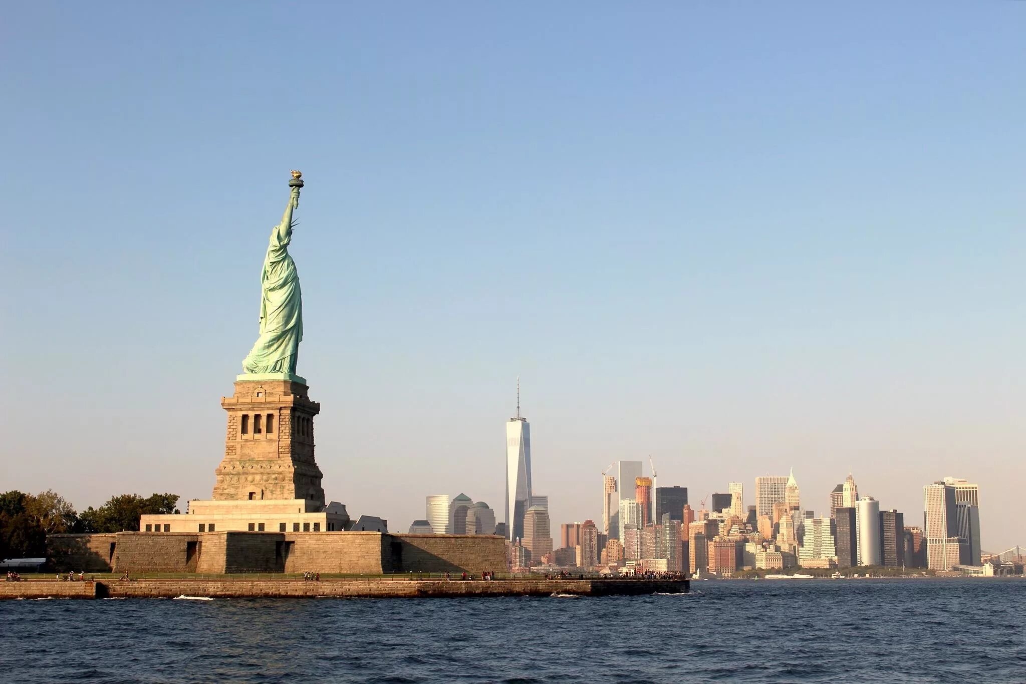 Свобода в различных странах. Статуя свободы Нью-Йорк. Нью Йорк Манхеттен статуя свободы. Нью-Йорк бстатуясвободы. НЬЮЙ РРК статуя свободы.