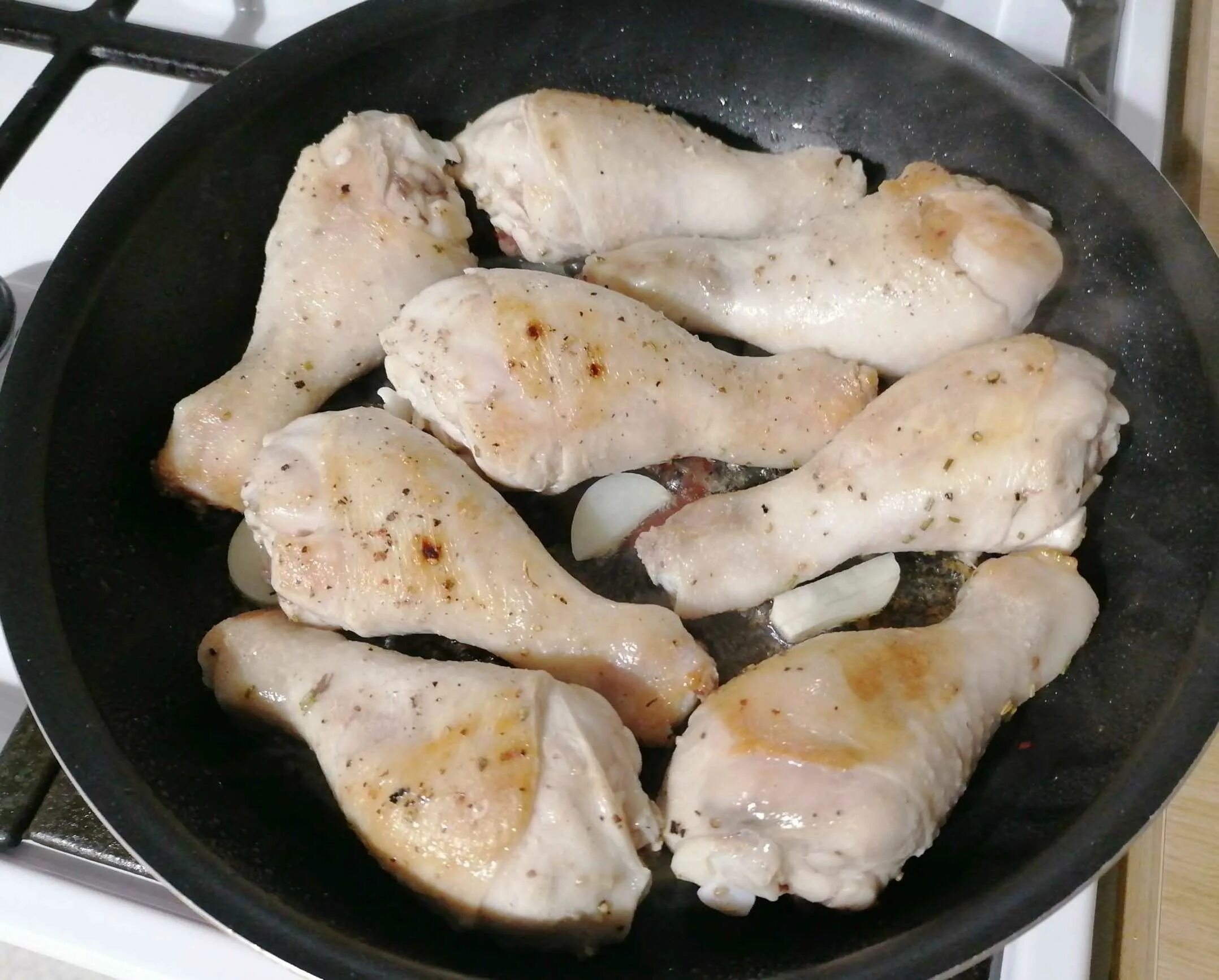 Как вкусно пожарить ножки на сковороде. Куриные ножки на сковороде. куриные голени на сковороде. жареные голени на сковороде. вкусные куриные голени на сковороде.
