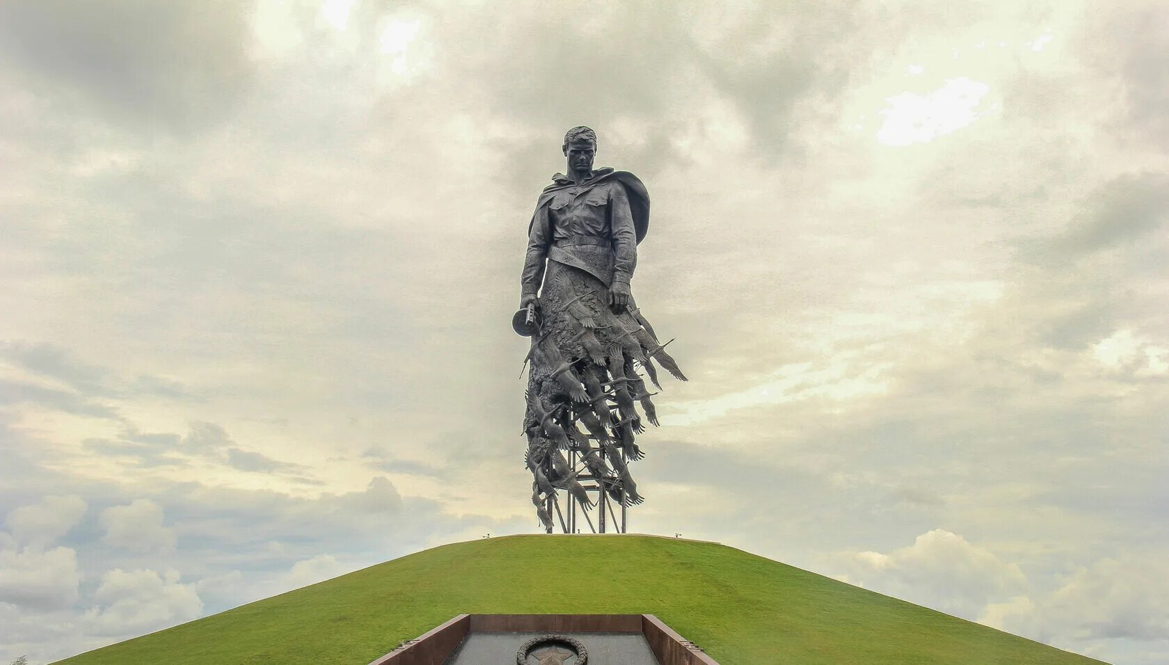 Мемориал победы ржев. Монумент журавли ржев. Монумент победы в ржеве. Ржев памяти мемориал памяти. Памятник воину новый.