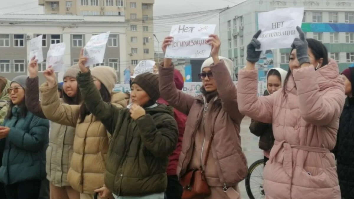 Протесты жен. Митинг в якутске. мобилизация в якутии. протесты в якутии.