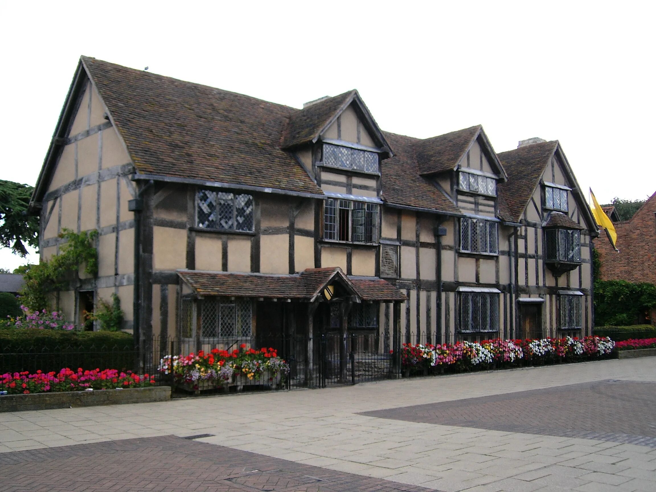 Born in stratford upon avon. Стратфорд дом Шекспира. Дом-музей Шекспира Англия. Stratford-upon-Avon Шекспир. Дом-музей Шекспира Стратфорд-апон-эйвон.