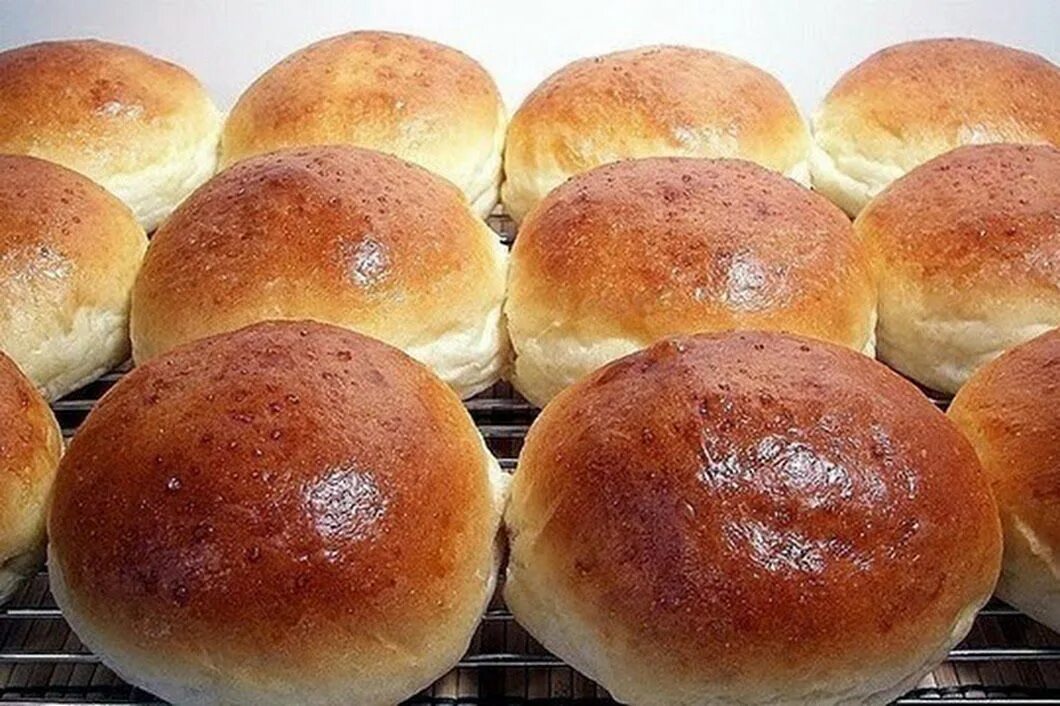 Пирожки на сухом молоке в духовке. Пышные булочки. булочка домашняя. пышные румяные булочки. булки в духовке.