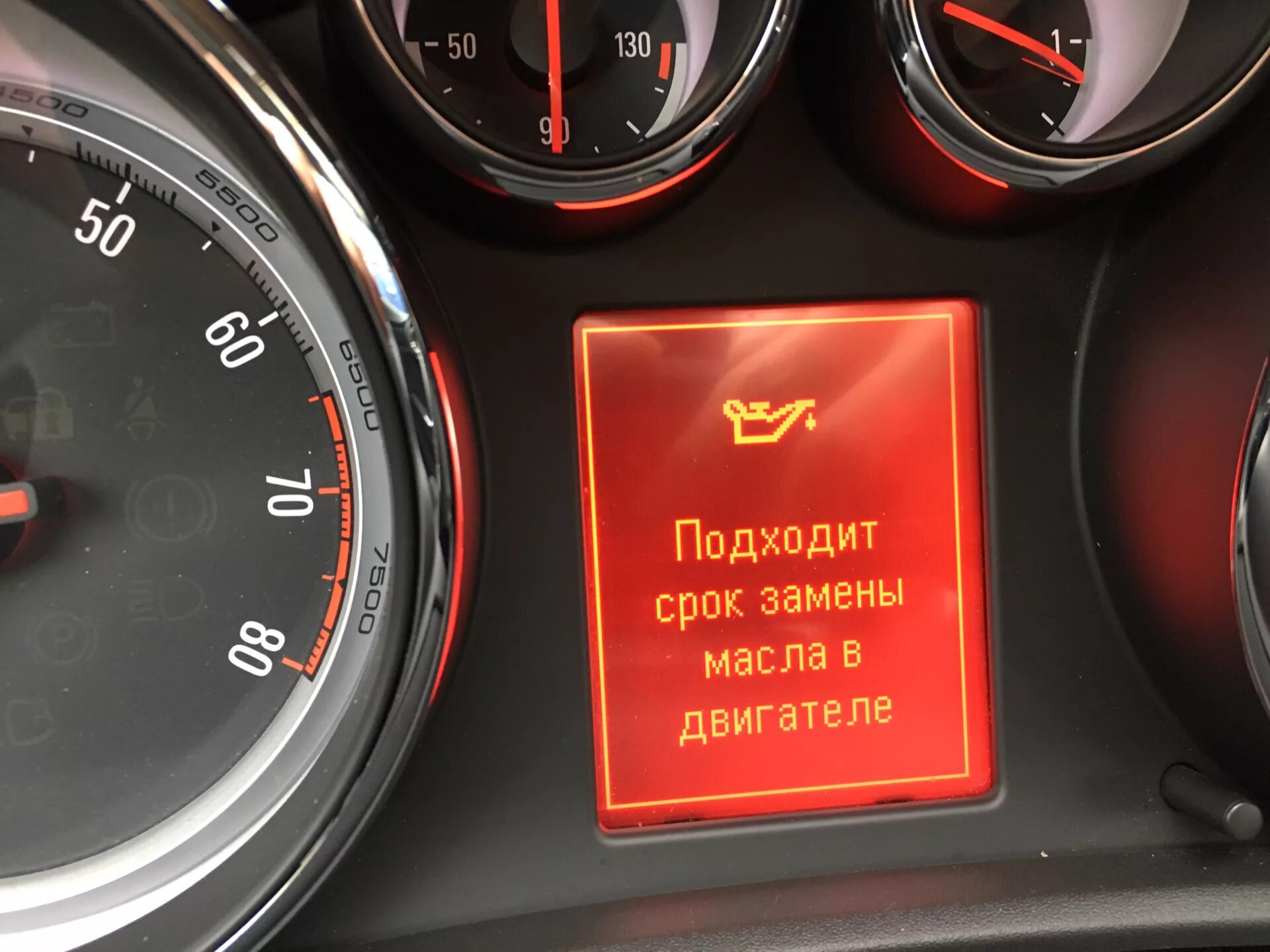 Подходит срок техобслуживания. Подходит срок техобслуживания Astra j. Opel Astra GTC уровень масла.