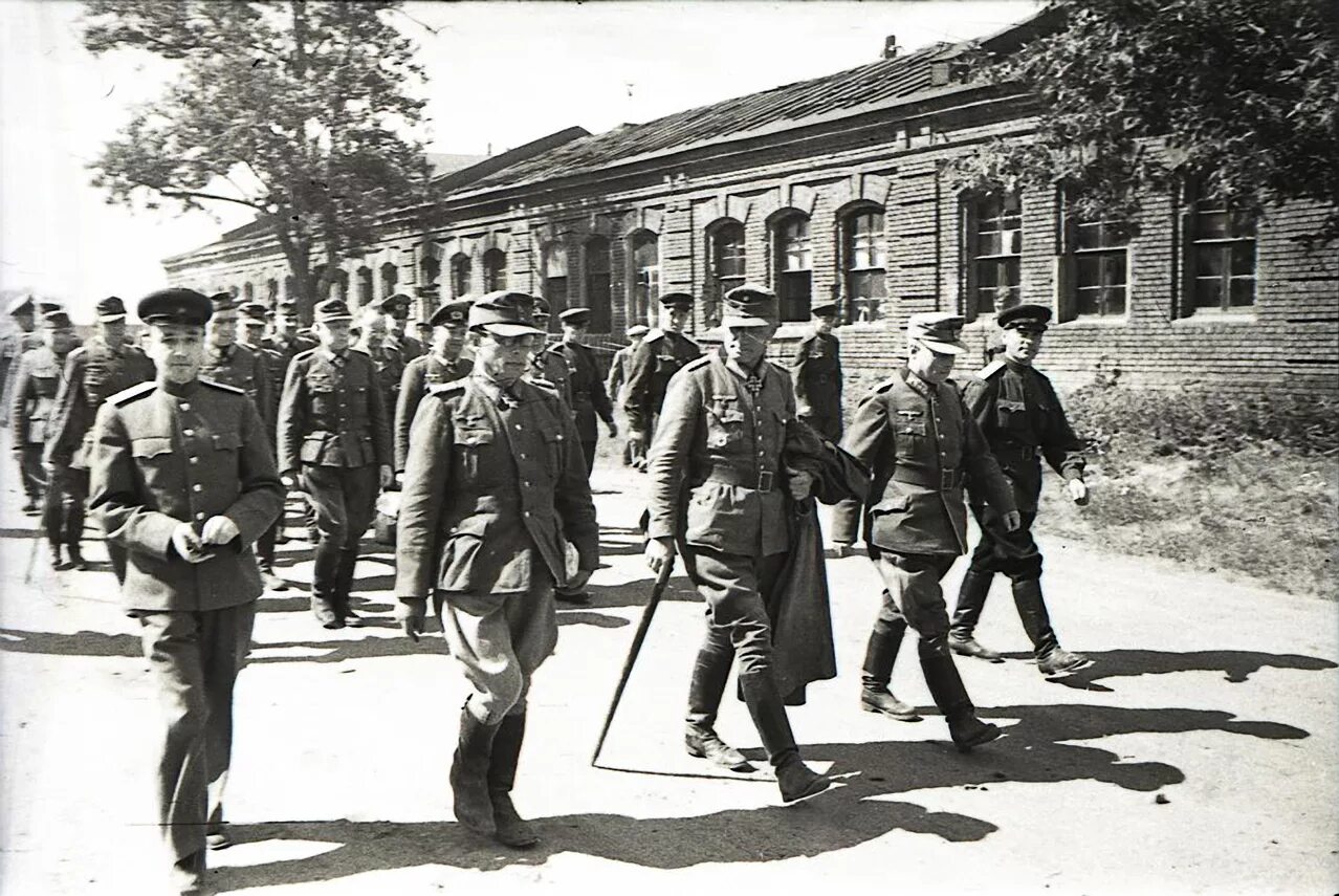 1944 г состоялся парад побежденных. 17 июля 1944 парад военнопленных в москве. парад пленных немцев в москве 1945. пленные немцы в москве 1944. парад немецких военнопленных в москве 1944.