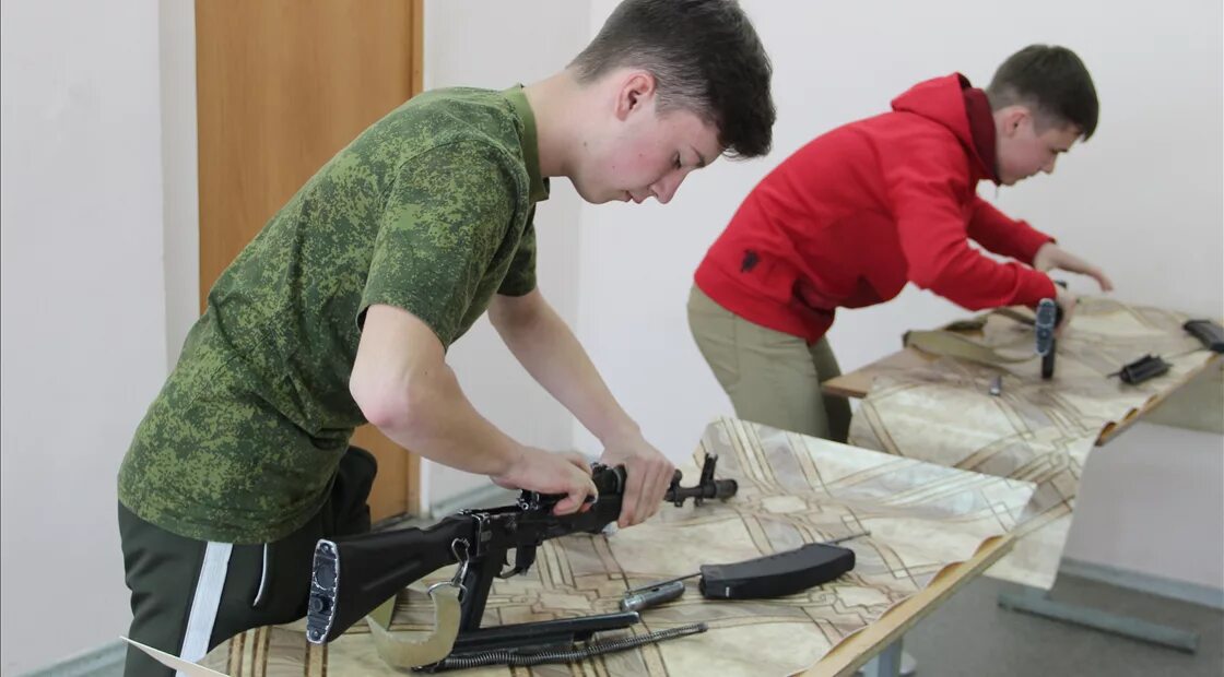 А.Н. Хаценко провел с первокурсниками ФСПО занятие по разборке и сборке автомата