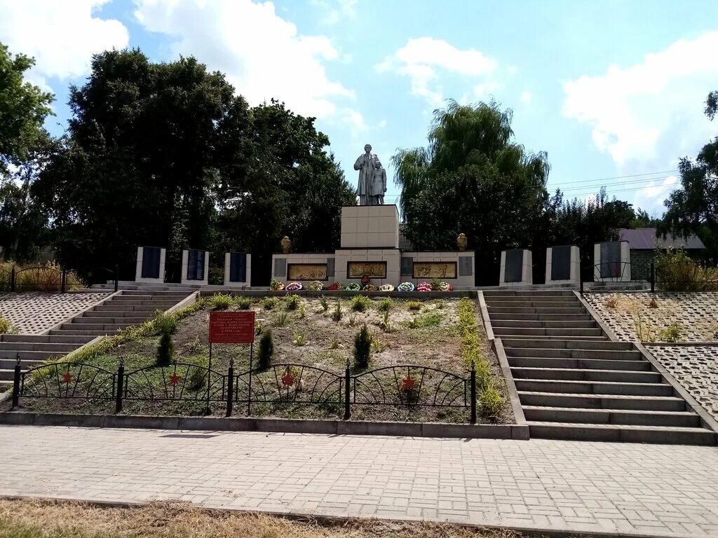 В борьбе с фашистскими захватчиками. Архангельское Белгородская область Шебекинский район. Шебекинский район с Архангельское Братская могила. Братская могила Белгородская область. Село Архангельское Шебекинского района.