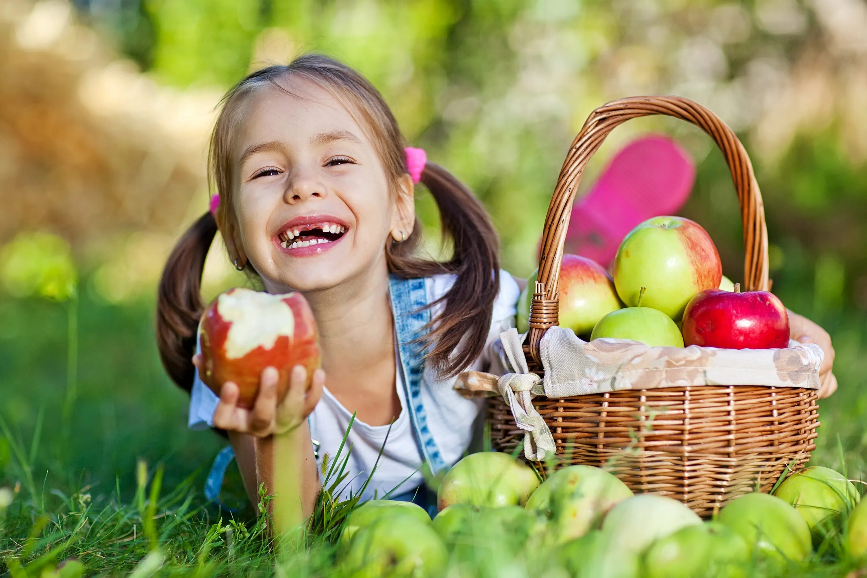 Like little. Люди, яблоки, дети. Kids eating Fruit. Children eating Apple. Children eat Fruit.