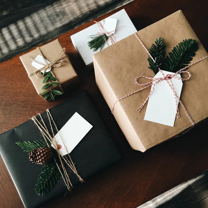 Макаруны в подарок. Подарок эстетика. Упаковать подарок на день рождения. Коробки с подарками эстетика. Коробочки эстетика.