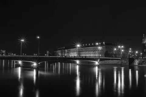 Мост белой реки ночью