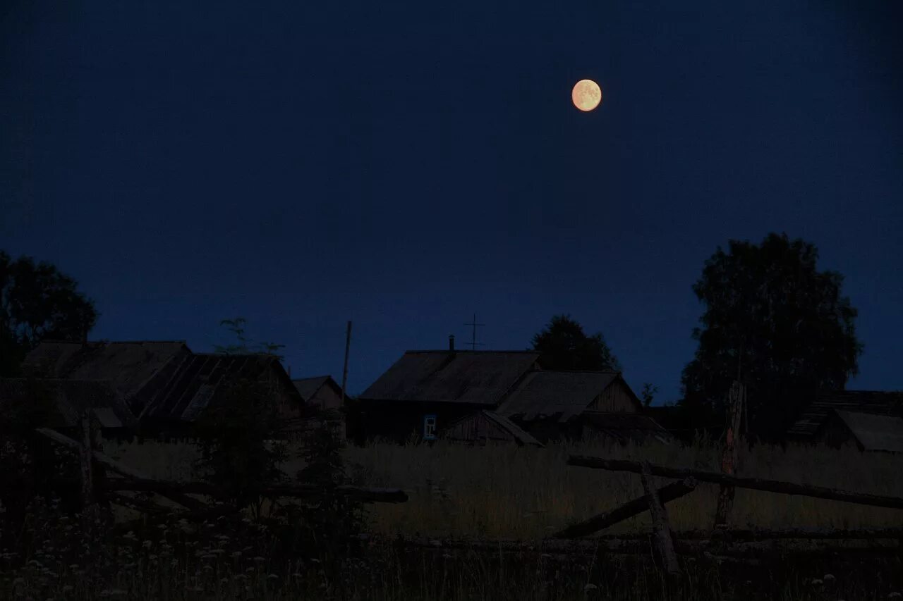 Луна над крышей дома. Ночь в деревне. Лунная ночь в деревне. Село ночью. Ночная деревня.